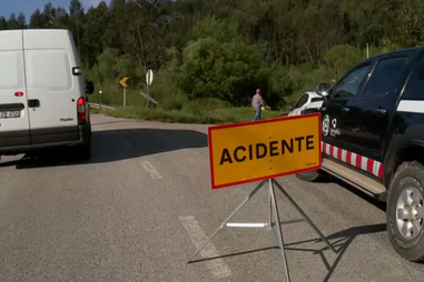 Motorista de camião fica gravemente ferido após colisão seguida de despiste em Penela