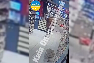 Imagens mostram atirador barricado em supermercado após abrir fogo em Kiev. Seis pessoas morreram e quinze ficaram feridas