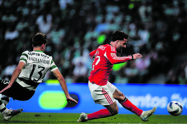 Rafa saltou do banco para dar a vitória ao Benfica