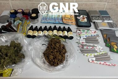 A GNR apreendeu droga, dinheiro e balanças