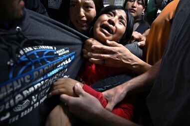 "Separados pelo ICE" de Carol Guzy, foto vencedora do World Press Photo 2026