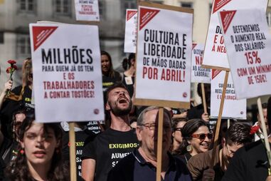 Trabalhadores da EGEAC protestam em frente à Câmara de Lisboa por melhores salários