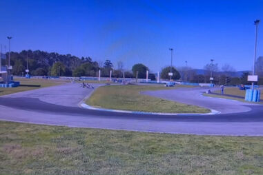 Vídeo mostra momento em que piloto de 68 anos espanca outro de 17 que o ultrapassou em prova de karting