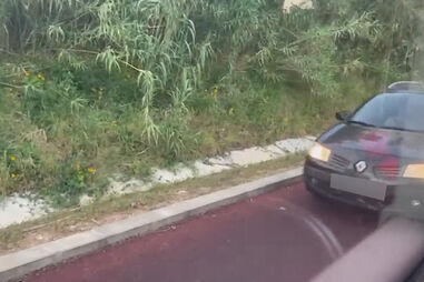 Imagens mostram carro a circular na via exclusiva ao Metro do Mondego em Coimbra