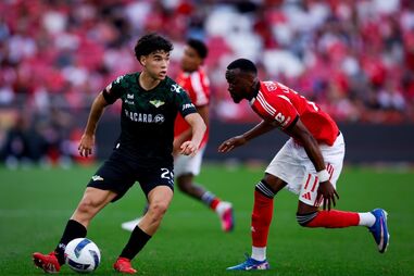 Lukebakio em ação no jogo com o Moreirense