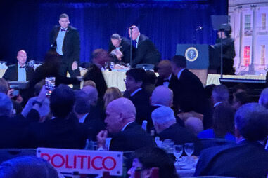 O momento em que Trump é retirado à pressa por agentes após suspeito invadir armado gala de correspondentes da Casa Branca