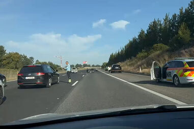 Colisão entre carro e mota provoca um ferido grave na A2 no Seixal 