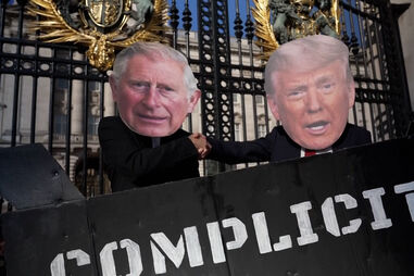 Manifestantes colocam máscaras de Carlos III e Trump para criticar ida do monarca britânico a Washington