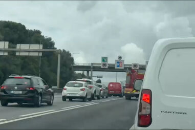 Carro de bombeiros a passar apaga incêndio em automóvel