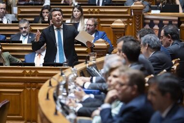 André Ventura confronta Luís Montenegro no Parlamento