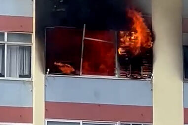 Incêndio deflagra em prédio na Amadora. Várias pessoas assistidas