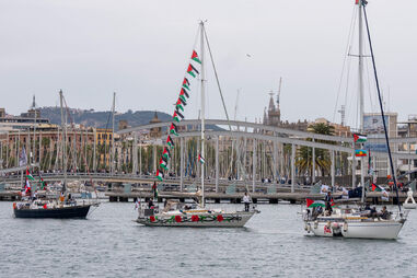 Flotilha protesta em Barcelona contra o bloqueio de Gaza, defendendo missões humanitárias
