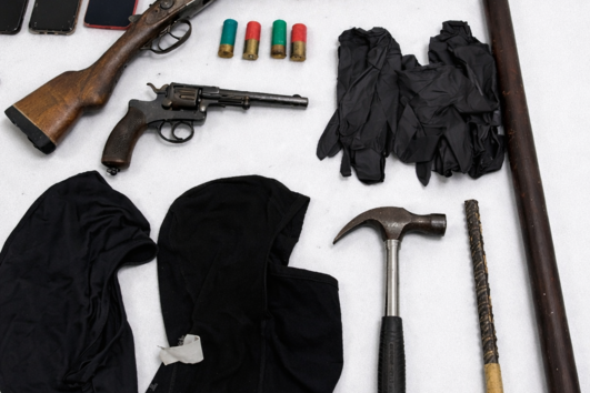 Suspeitos levavam armas e munições no carro.