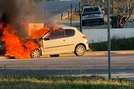 Imagens mostram carro a arder em Faro. Agente da PSP ficou ferido ao ajudar no combate às chamas
