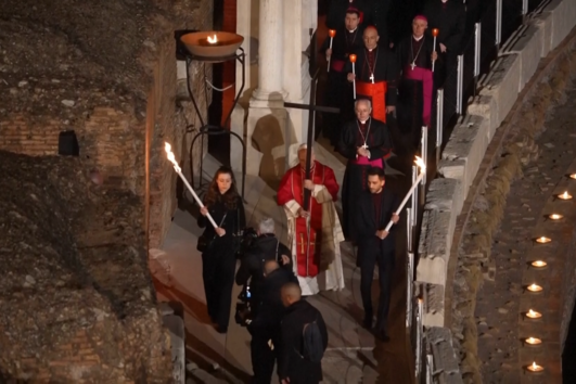 Papa Leão XIV carrega a cruz durante toda a Via Sacra no Coliseu de Roma 