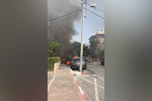 Carro em chamas após ataque iraniano em Ramat Gan 