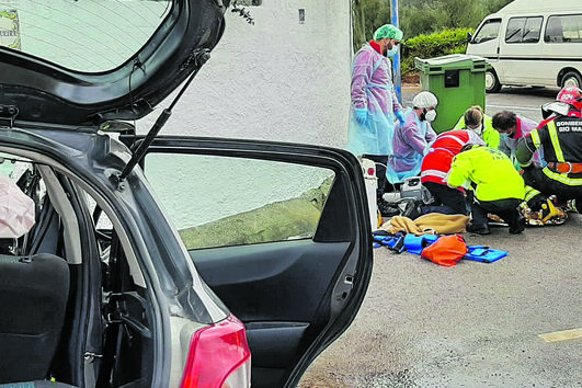 Mãe foge com os filhos, tem acidente de carro e crianças morrem. Está acusada de homicídio por negligência