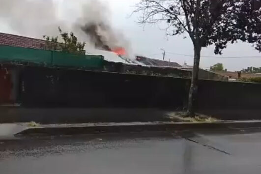 O CM teve acesso a um vídeo que mostra as chamas a lavrarem numa das habitações.