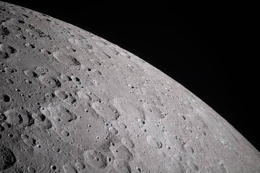 Crateras espalhadas pela superfície da Lua