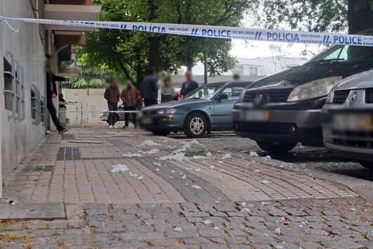 Jovem detido após destruir apartamento e receber PSP de catana na mão em Braga