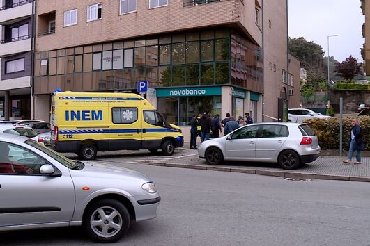 Foge com dinheiro e joias após assaltar banco e clientes