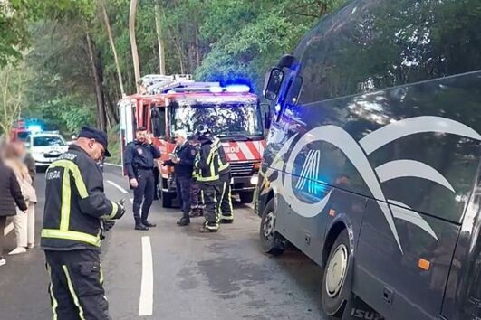 Autocarro com vinte passageiros despista-se em Braga