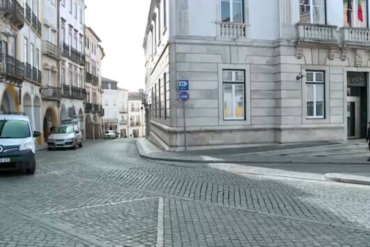 Estudante universitário de 20 anos brutalmente agredido por grupo em Évora