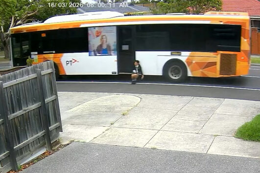 Menino de 12 anos fica preso em porta de autocarro e acaba arrastado no meio do trânsito na Austrália