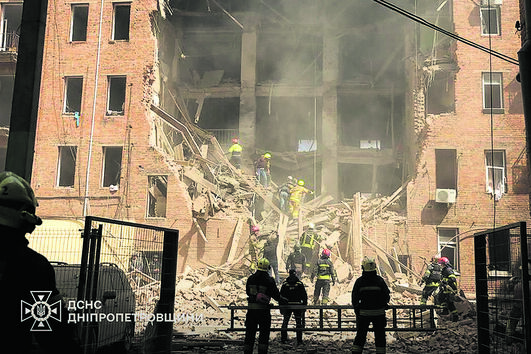 Equipas de socorro procuram vítimas após bombardeamentos russos atingirem zona residencial em Dnipro