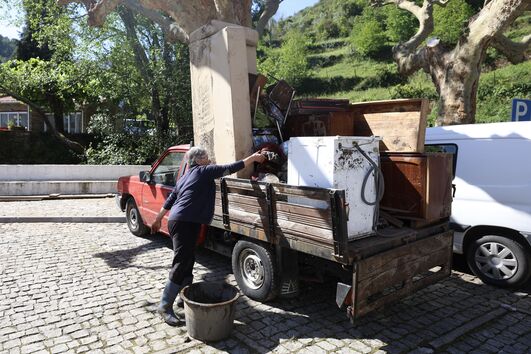 Enxurrada destruiu móveis e eletrodomésticos em Benfeita