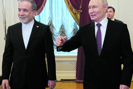 MNE iraniano Abbas Araghchi reuniu-se com o presidente russo Vladimir Putin