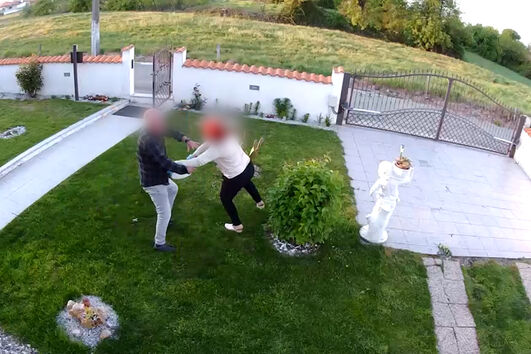 Homem invade casa da tia, agride-a a soco e momento fica registado nas câmaras de vigilância