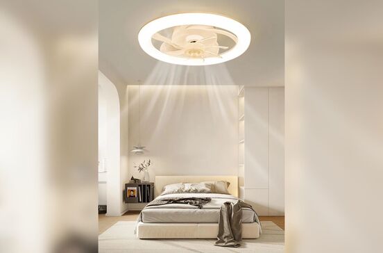 Candeeiro ventilador ilumina e refresca quarto com design elegante