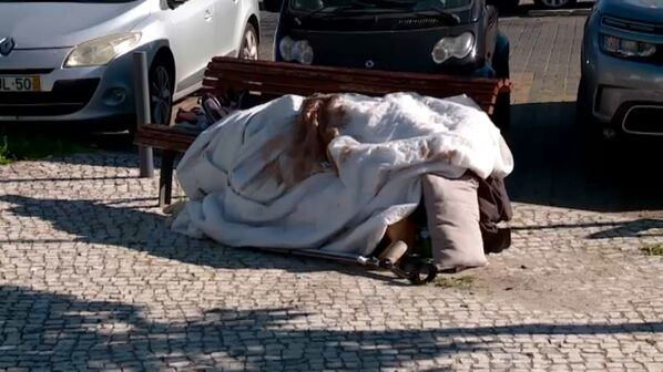 “Tem uma perna em mau estado e um braço partido”: Moradores preocupados com homem que está há 6 dias em banco de jardim