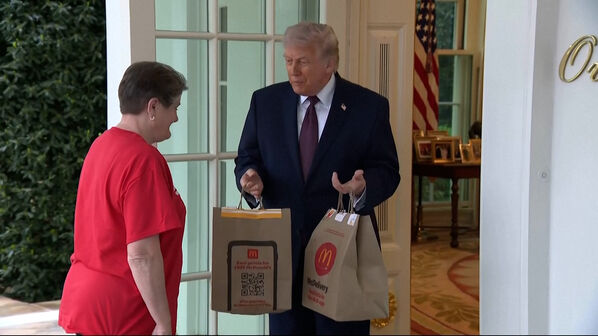 “Isto não parece encenado, pois não?”: Trump dá gorjeta de 100 dólares a estafeta por entregar McDonald’s na Sala Oval 