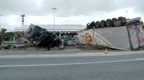 Camião despista-se na EN10 e invade fábrica em Palmela