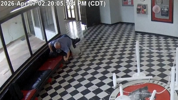 Imagens mostram momento em que diretor se atira sobre homem armado dentro de escola nos EUA 