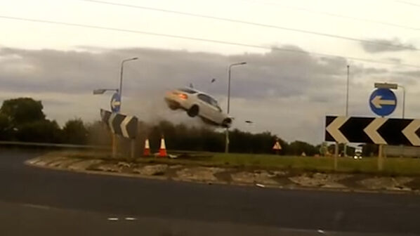 Perseguição a 225Km/h termina com BMW a ‘voar’ em rotunda  