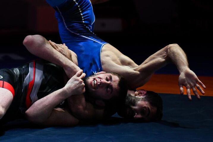 Omer Halis Recep enfrenta Emin Narimanovtich Sefershaev na semifinal da categoria de 55 kg de luta greco-romana masculina 