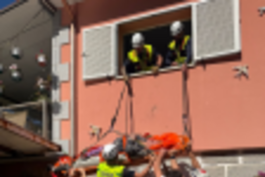 Equipa de resgate participa em operação de salvamento numa casa