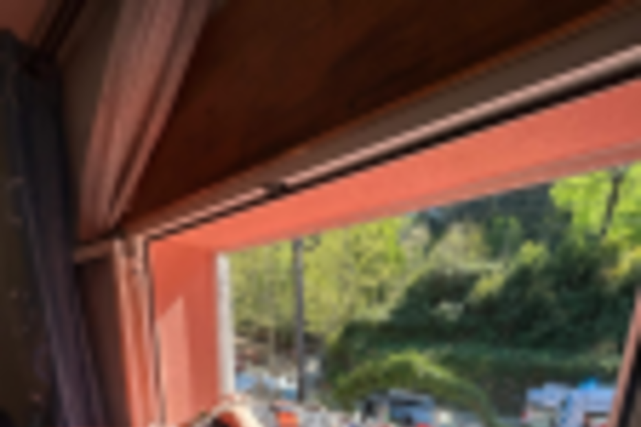 Resgate de pessoa em maca pela janela, com apoio de veículos de emergência