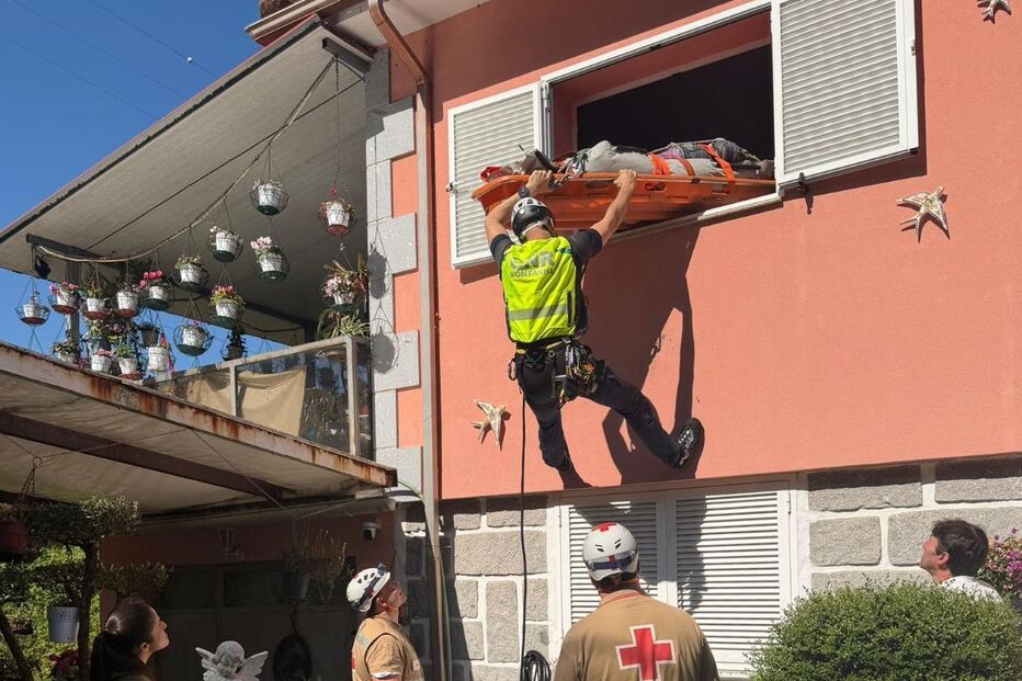 Idosa caiu em casa e teve que ser retirada pela janela