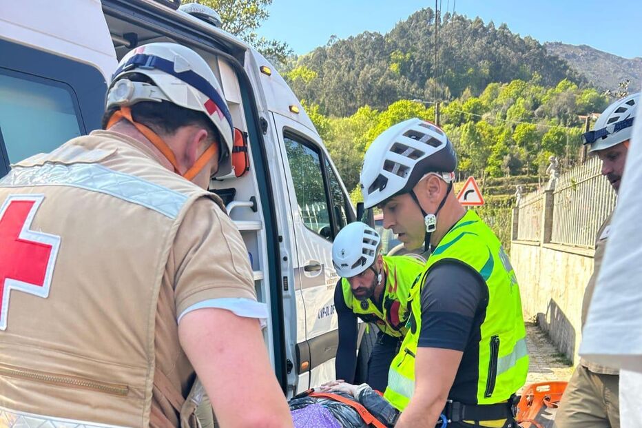 Idosa caiu em casa e teve que ser retirada pela janela