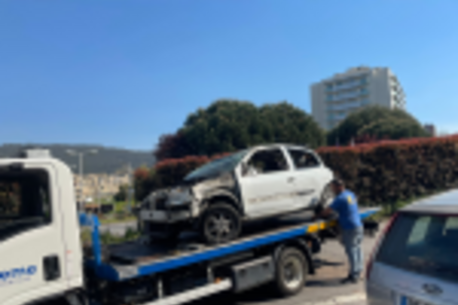 Reboque transporta carro danificado