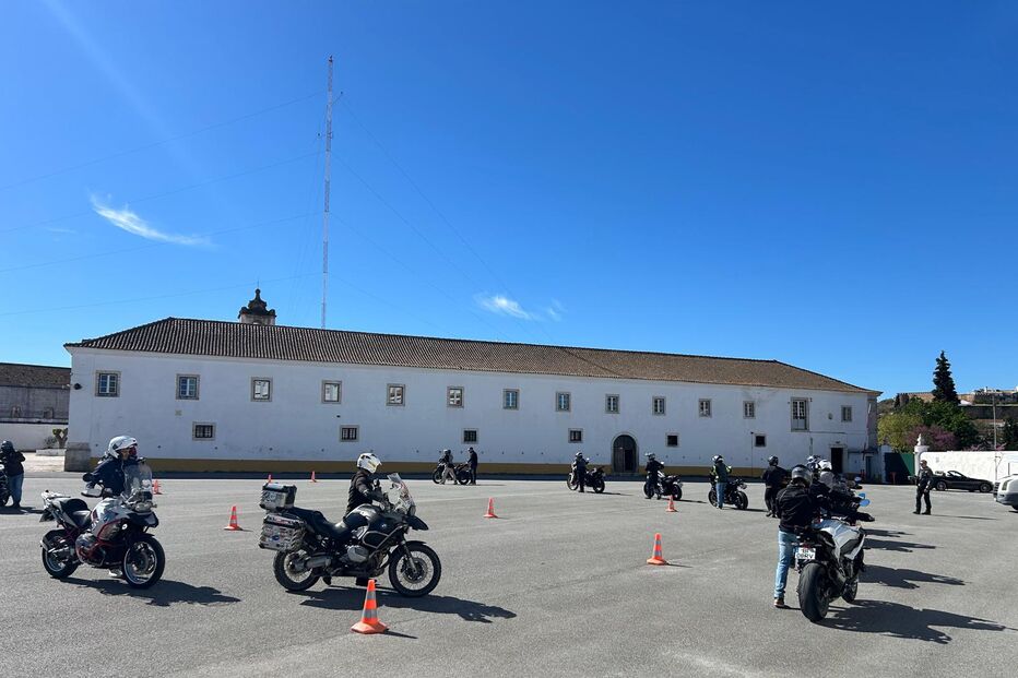 Militar e familiares aprendem condução segura de motas em Estremoz