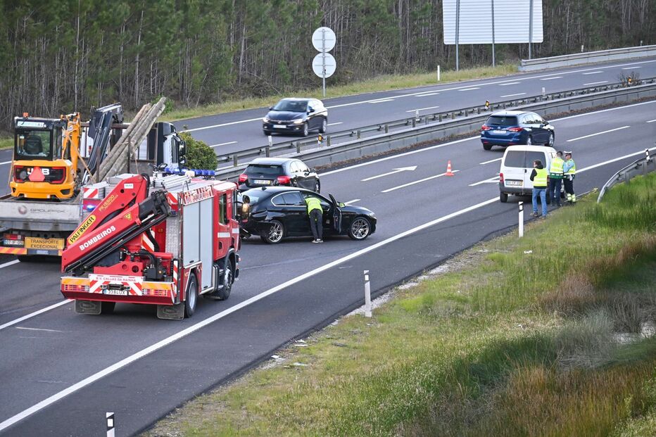 Colisão na A8 provoca três feridos ligeiros junto à zona industrial nas Caldas da Rainha