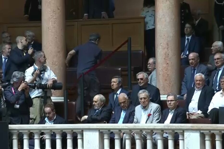 O momento em que deputados constituintes saem do Parlamento durante discurso de Ventura  