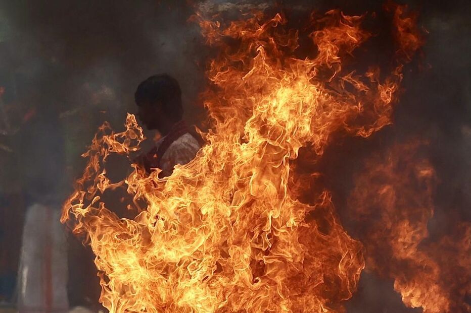 Ruas mais movimentadas das cidades indianas com fogo para simbolizar o início do calendário lunar hindu