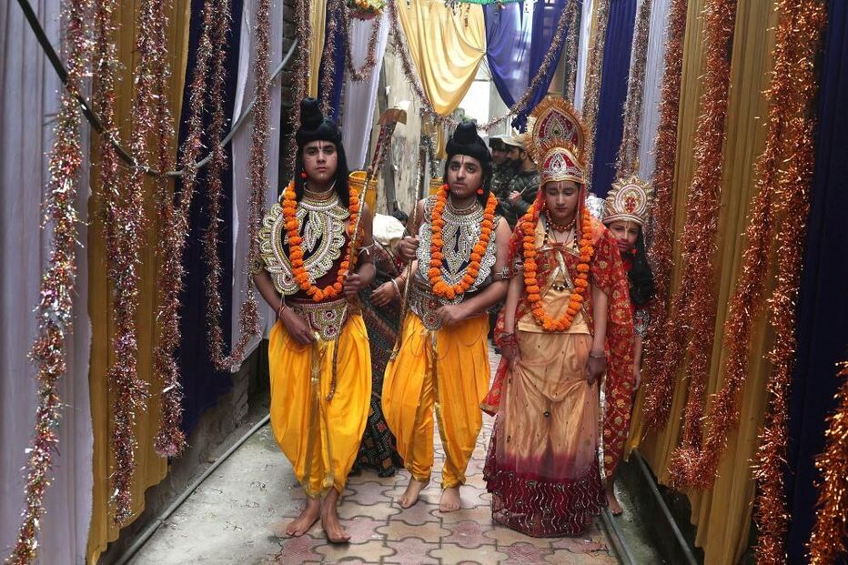 Crianças hindus vestidas como o deus hindu Rama, Sita, Lakshman e Hanuman