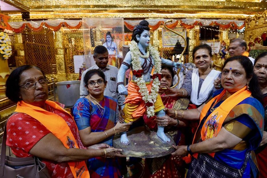 Devotos hindus participam nas celebrações do aniversário do Senhor Rama